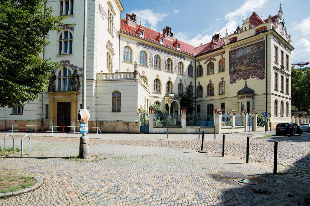 Apartment Gesse Brezinova Прага Экстерьер фото