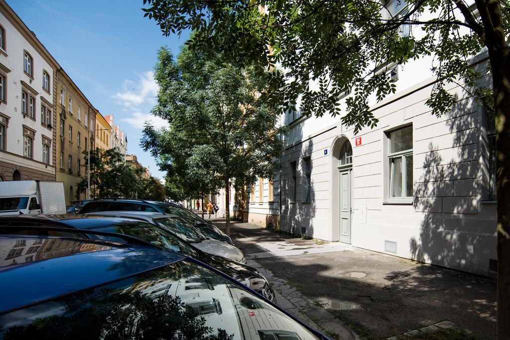 Apartment Gesse Brezinova Прага Экстерьер фото